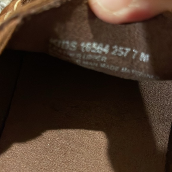 Boys Florsheim shoes- worn twice.
Like new condition. Size 7 - Picture 5 of 5